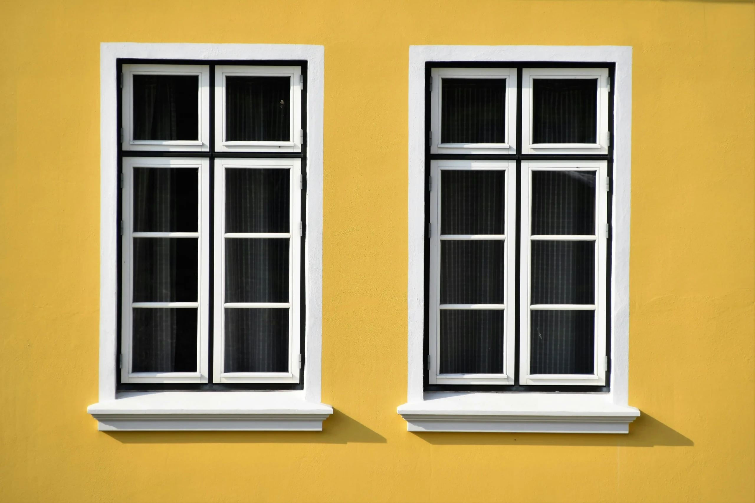 janelas e parede amarela