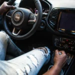 Por que no Brasil dirigimos do lado direito?